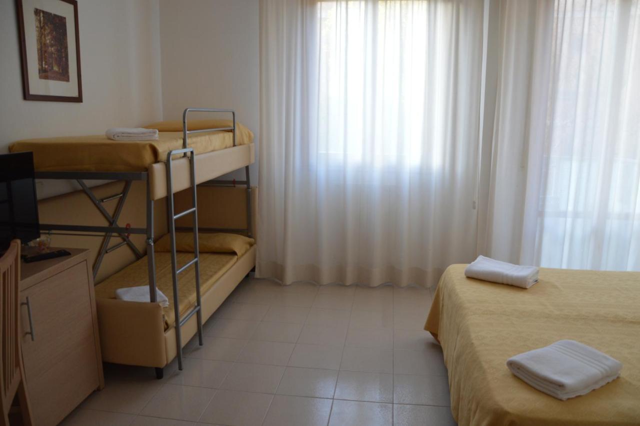 Hotel Caesar Pésaro Habitación foto